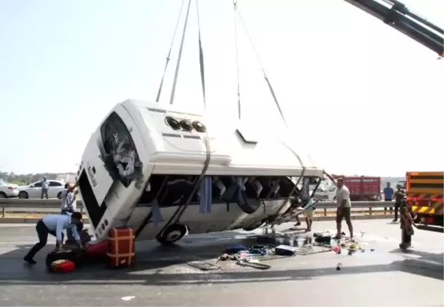 Manavgat'ta tur midibüsü devrildi: 16 yaralı