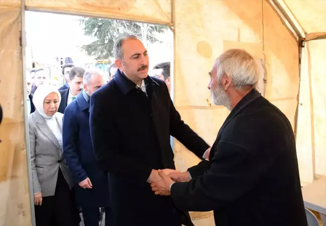 Adalet Bakanı Gül, Doğanyol'da depremzedeleri ziyaret etti Açıklaması