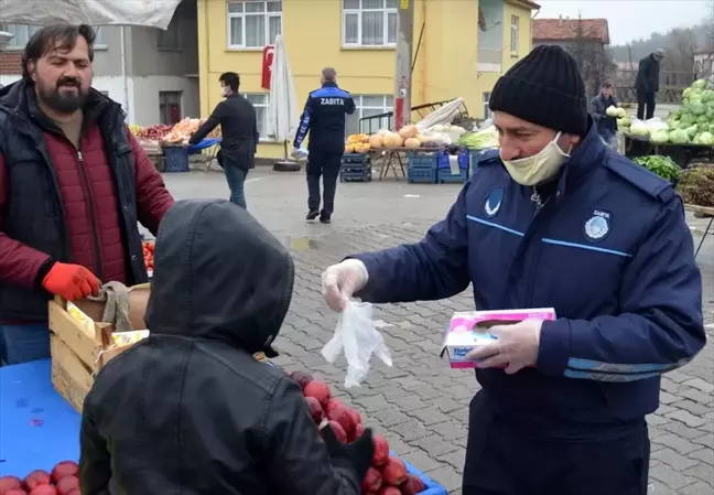 Ladik'te pazar esnafı ve vatandaşlara eldiven dağıtıldı
