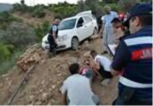 El freni çekilmeyen otomobil hareketlendi, çarptığı 4 arkadaş yaralandı