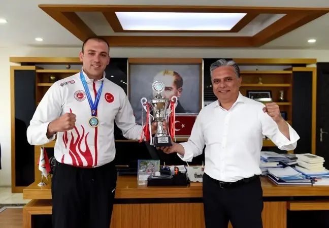 Şampiyondan zafer pozu