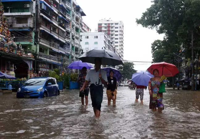Myanmar'ın Yangon kentinde şiddetli yağışlar sonucu sular altında kalan cadde ve sokaklar