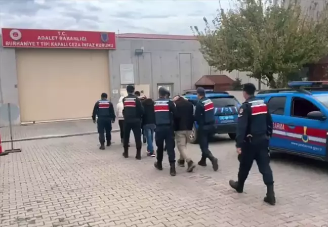 Balıkesir'de düzensiz göçmen operasyonu: 29 göçmen yakalandı, 3 şüpheli tutuklandı
