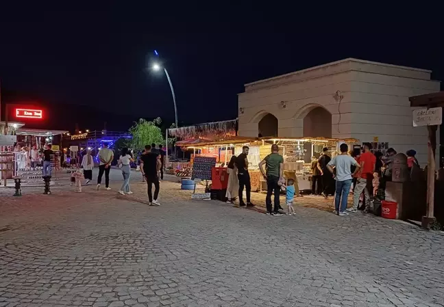 Hasankeyf'te Bayram Tatilinde Tarihi Yerler Geziliyor