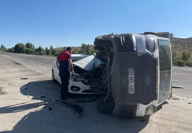 Bingöl'ün Genç ilçesinde kamyonet ile otomobilin çarpıştığı kazada 5 kişi yaralandı