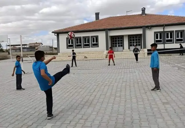 Aksaray Eskil'de Öğrenciler İçin Ayak Tenisi Müsabakaları Başlatıldı