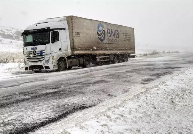 Ardahan-Şavşat Kara Yolunda Buzlanma Nedeniyle Tır Geçişleri Yasaklandı