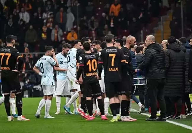 Konuk takımın sahadan çekilmesi üzerine Galatasaray-Adana Demirspor maçı tatil edildi