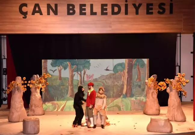 Çan'da çocuklar hafta sonunu tiyatroda eğlenerek geçirdi