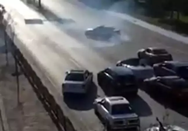 Trafik magandaları yolu kapatıp drift attılar