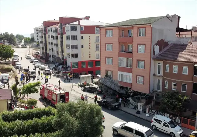 Bilecik'te freni arızalanan kamyonun 3 araç ile apartmana çarptığı kazada 3 kişi yaralandı
