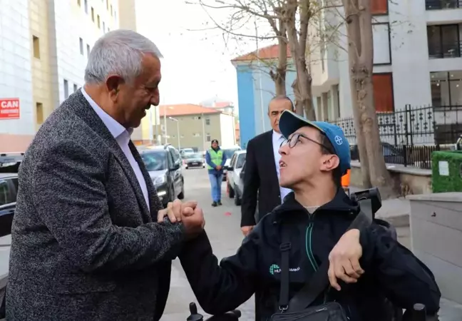 Afyonkarahisar Belediyesi Engelli Bireylere Ücretsiz Tekerlekli Sandalye Dağıttı