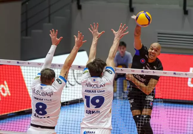 Halkbank, deplasmanda Arkas Spor'u 3-2 mağlup etti
