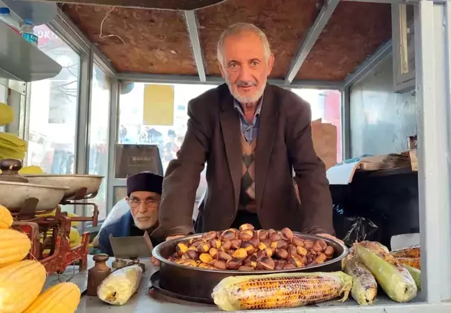 75 Yaşındaki Kadir Sırlı, Mısır ve Kestane Satarak 5 Çocuğunu Okuttu