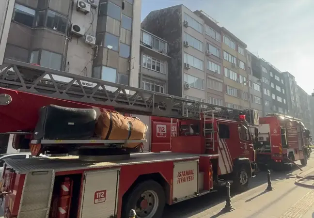 Kadıköy'de 6 Katlı Apartmanda Yangın