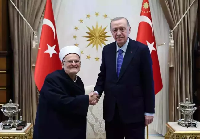 Cumhurbaşkanıı Recep Tayyip Erdoğan, Mescid-i Aksa İmam Hatibi Şeyh İkrime Sabri'yi, Cumhurbaşkanlığı Külliyesi'nde kabul etti.