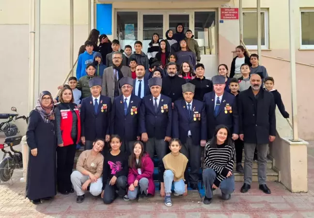 Erzincan'da gaziler ve şehit yakınları öğrencilerle buluştu