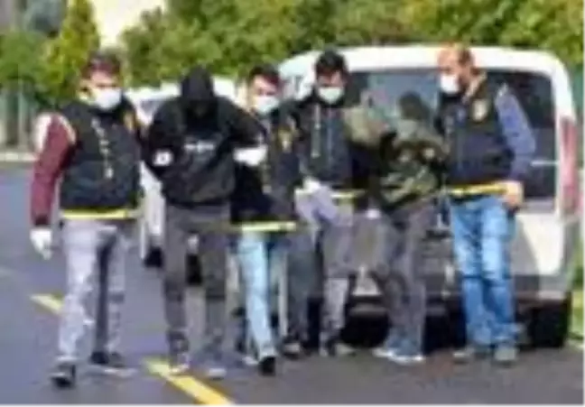 Kaza yaptıkları otomobili tamir etmek için, aynı marka aracı çaldılar