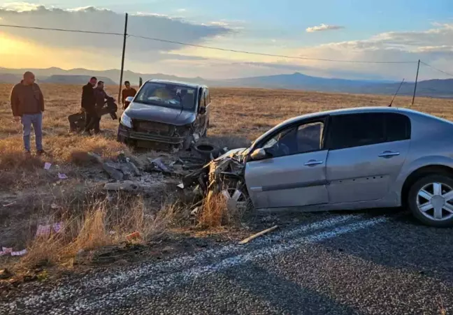 Nevşehir'de Ticari Minibüs ile Otomobil Çarpıştı: 3 Yaralı