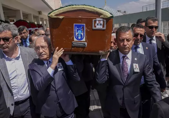 CHP Genel Başkanı Özgür Özel, Parti Yetkilisinin Cenazesine Katıldı