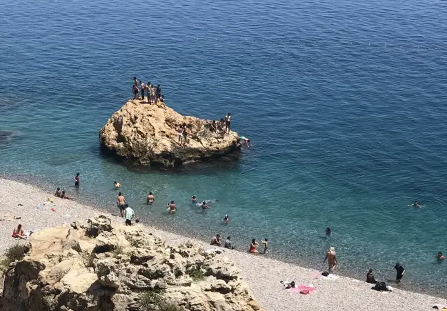 Antalya'da Sıcak Hava Yoğunluğu