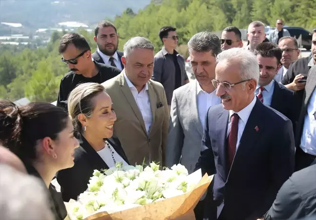 Ulaştırma Bakanı Uraloğlu, Alanya-Gazipaşa Yolu Gökçebelen Tünel Şantiyesi'nde incelemelerde bulundu