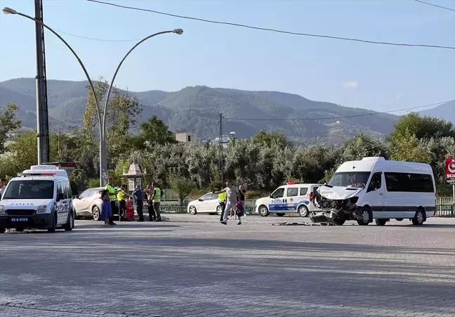 Osmaniye'de Okul Servisi Kazası: 8 Öğrenci Yaralandı