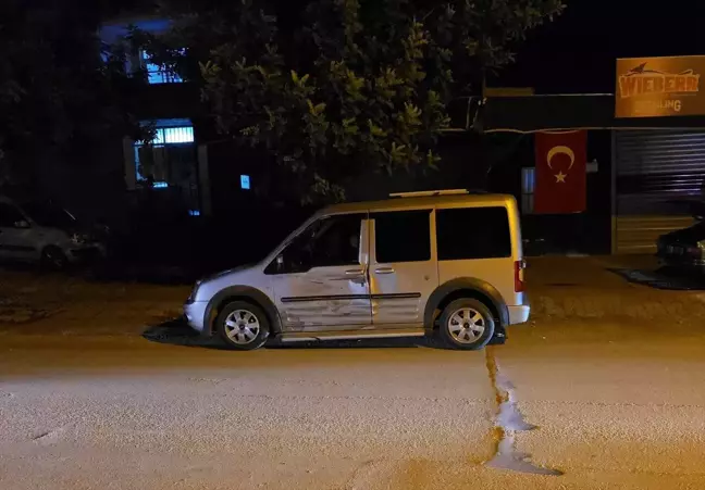 Adana'da Motosiklet ile Hafif Ticari Araç Çarpıştı: 2 Yaralı