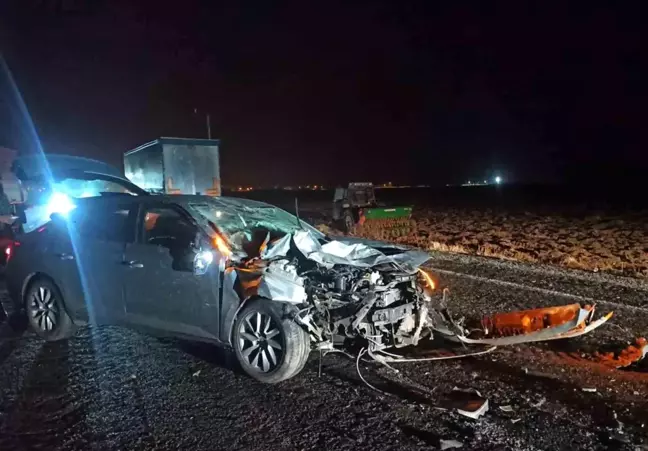 Afyonkarahisar'da otomobil traktöre çarptı, sürücü yaralandı