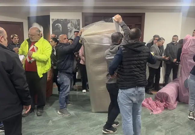 Seyhan Belediye Başkanı Oya Tekin'in Makam Eşyaları Haczedildi