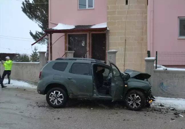 Sivas'ta Hafif Ticari Araç Cami Duvarına Çarptı, 2 Yaralı