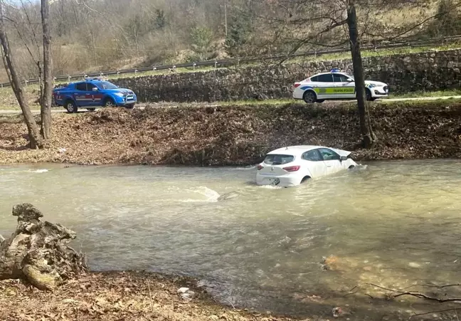 Bursa'da Otomobil Dereye Uçtu, İki Kişi Yaralandı