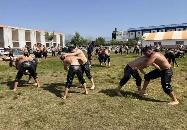 Antalya'da Yağlı Güreş Pehlivanları Yeni Sezona Hazırlanıyor