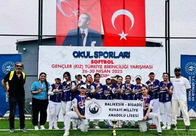 Bigadiç Kuvayi Milliye Anadolu Lisesi Softbol Kız Takımı Türkiye Şampiyonu Oldu