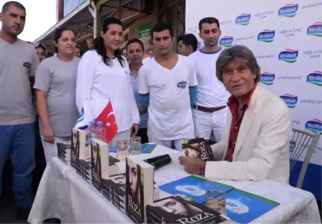 Töre Cinayetlerine Farkındalık İçin İşçilere 'Roza' Hediyesi
