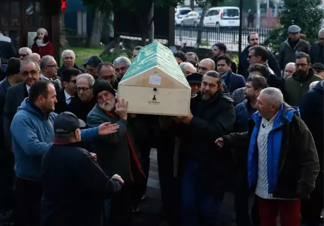 Özdemir'e Kariyerine Başladığı Sahnede Veda
