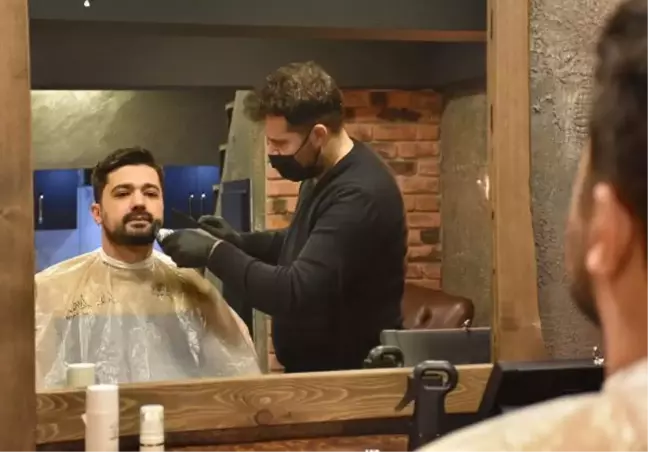Kuaför salonunda, pandemide 'tek kişilik özel bölüm'de hizmet