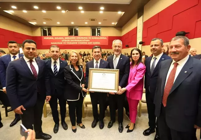 CHP'den Muğla Büyükşehir Belediye Başkanı Ahmet Aras mazbatasını aldı