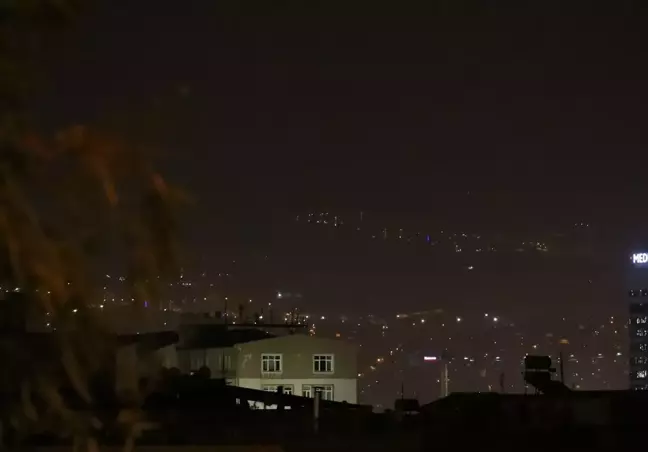 İzmir'de Çöl Tozu Etkisi Gece Saatlerinde de Devam Ediyor