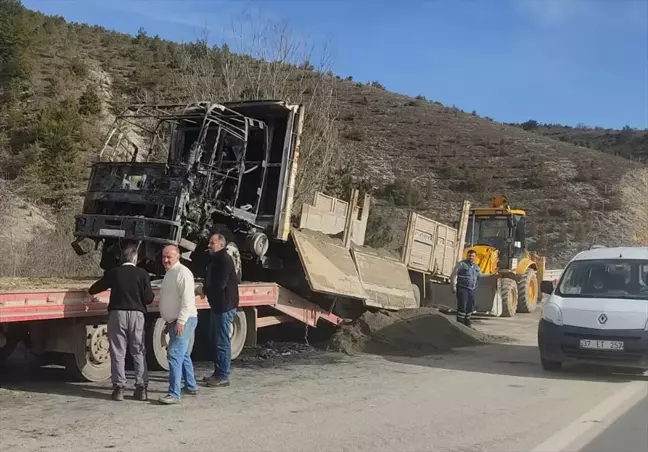 Kastamonu'da Kum Yüklü Kamyonda Yangın Çıktı