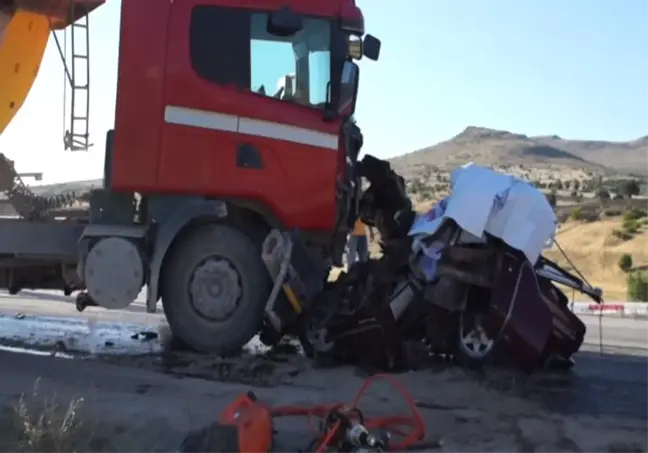 Otomobille Tır Çarpıştı: 1 Ölü, 2 Yaralı