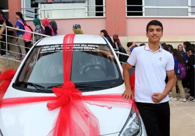 Hayırsever İşadamı Lys'de Tam Puan Alan Öğrenciye Otomobil Hediye Etti