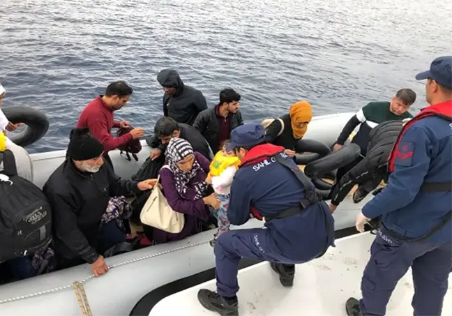 İzmir'de 239 kaçak göçmen ve 4 göçmen kaçakçısı şüphelisi yakalandı