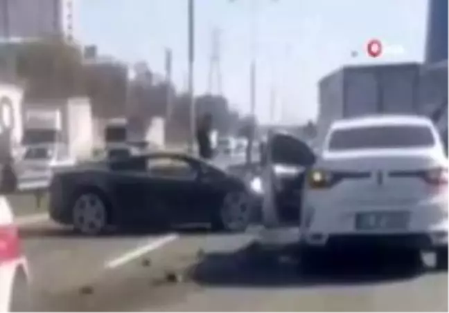 Lüks otomobil kazada pert oldu, Basın Ekspres'te trafik kilitlendi