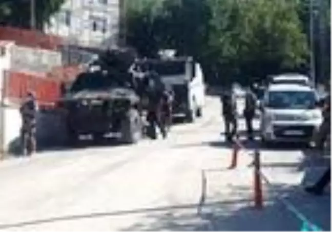 Çukurca'da boş arazide 2 erkek cesedi bulundu