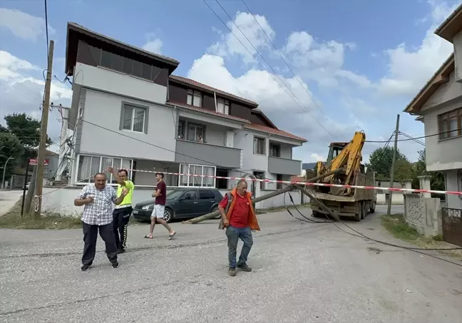 Düzce'de Kamyonun İş Makinesi Kablolara Takıldı: 3 Telefon Direği Yıkıldı