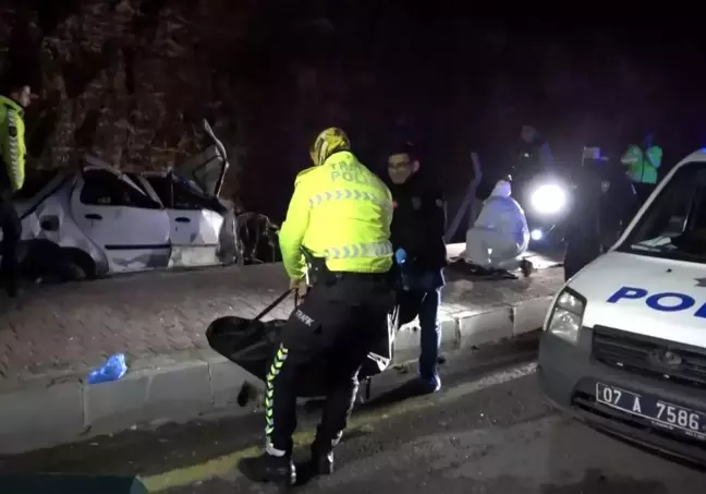 Antalya'da Otomobil Kazası: 2 Kişi Hayatını Kaybetti