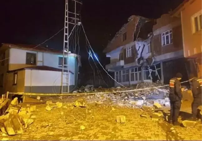 Heyelan nedeniyle cami minaresi yıkıldı