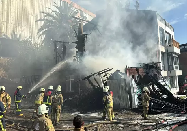 Beyoğlu'nda Metruk Binada Yangın Çıktı