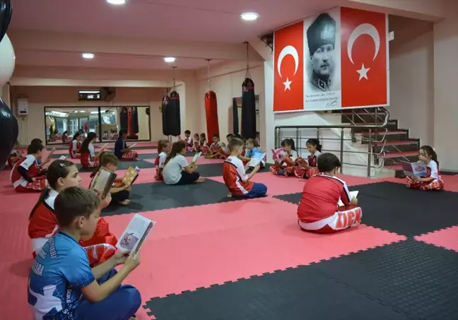 Çocuklar Kick Boks Öncesi Kitap Okuyor